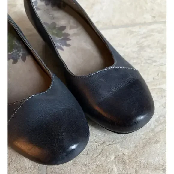 Women’s Taos Navy Blue Debut Shoes Size 8.5 Slip On Leather Heeled Flat - Picture 3 of 9